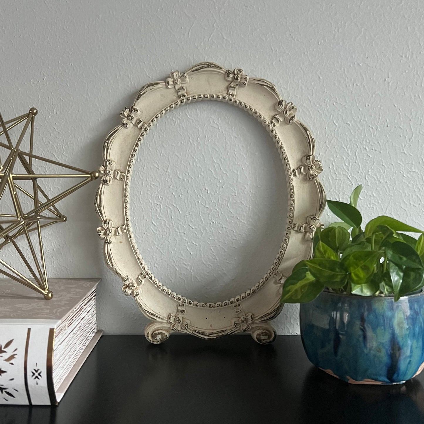 7x10" Vintage Oval Cream Frame